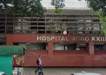 Vingança? Mulher esfaqueia e joga água quente no marido após ser agredida