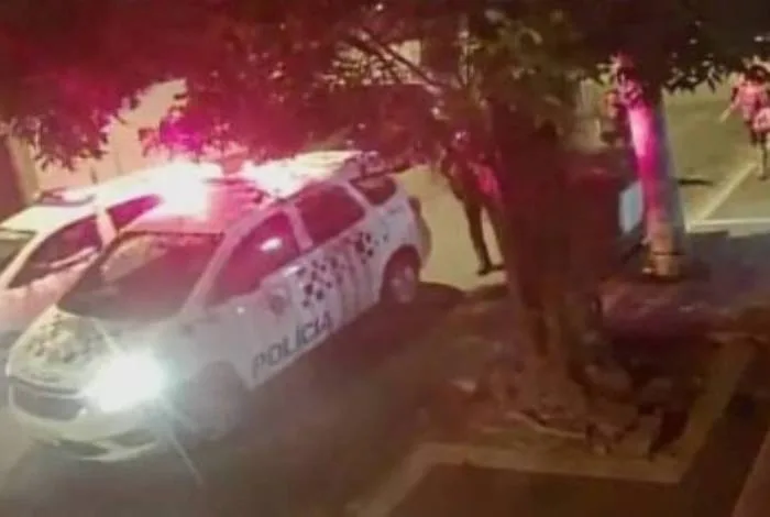 Mulher é presa após lutar com policiais em abordagem por festa