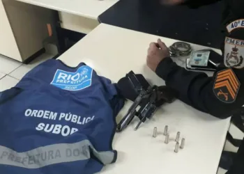 Homem ameaça fiscal da Prefeitura com arma de fogo durante ação contra aglomeração e acaba preso