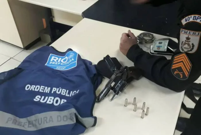 Homem ameaça fiscal da Prefeitura com arma de fogo durante ação contra aglomeração e acaba preso