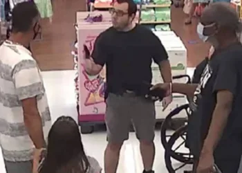Homem saca arma em loja após cliente pedir para ele colocar máscara