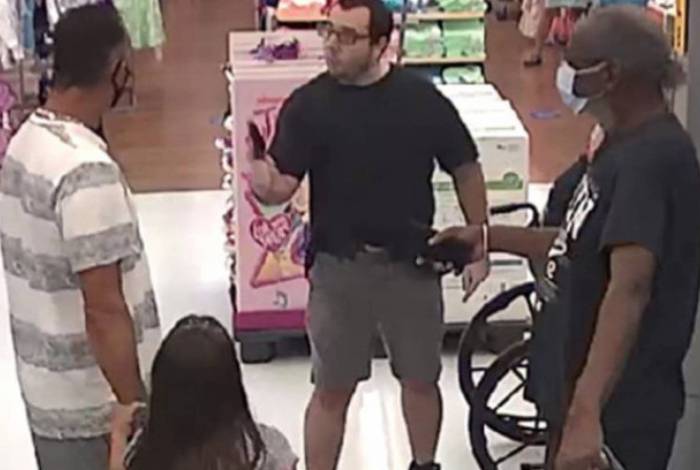 Homem saca arma em loja após cliente pedir para ele colocar máscara