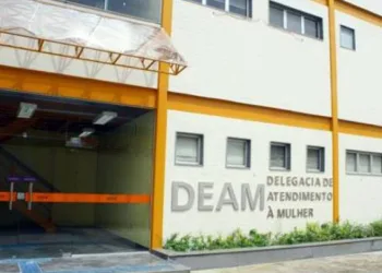 Mulher é presa por deixar quatro filhas sozinhas em casa sem água e comida