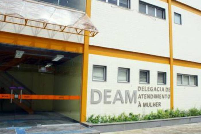 Mulher é presa por deixar quatro filhas sozinhas em casa sem água e comida