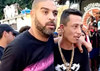 Veja o vídeo: Adriano Imperador deixa baile funk amparado por um amigo!