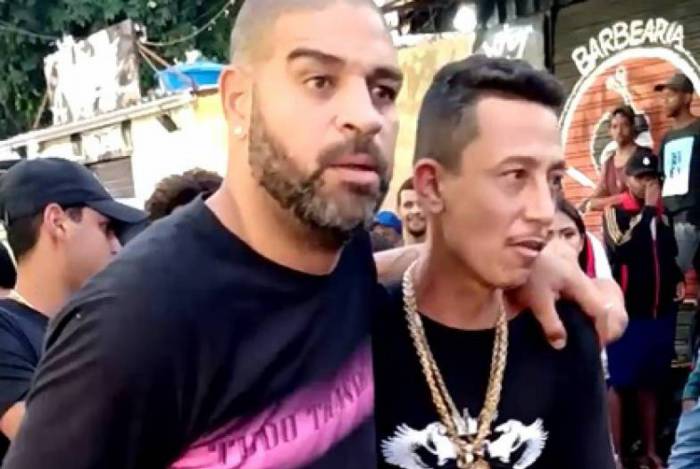 Veja o vídeo: Adriano Imperador deixa baile funk amparado por um amigo!