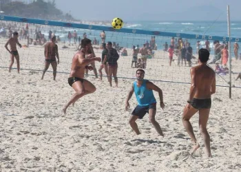 Vôlei e futebol estão liberados nas areias cariocas em dias úteis a partir desta sexta-feira