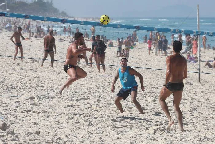 Vôlei e futebol estão liberados nas areias cariocas em dias úteis a partir desta sexta-feira