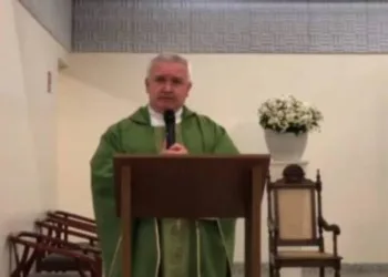 Padre faz sermão contra Bolsonaro e diz que eleitores devem se confessar e pedir perdão