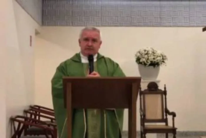 Padre faz sermão contra Bolsonaro e diz que eleitores devem se confessar e pedir perdão
