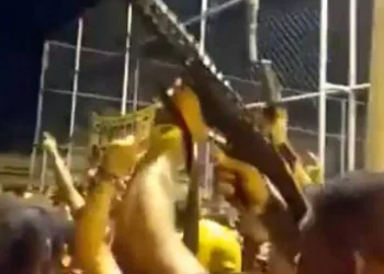 Polícia prende integrantes de grupo de bate-bolas que estavam em festa da milícia no Tanque