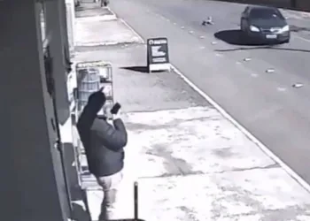 Vídeo: Criança de 4 anos cai de carro em movimento e sai andando tranquila