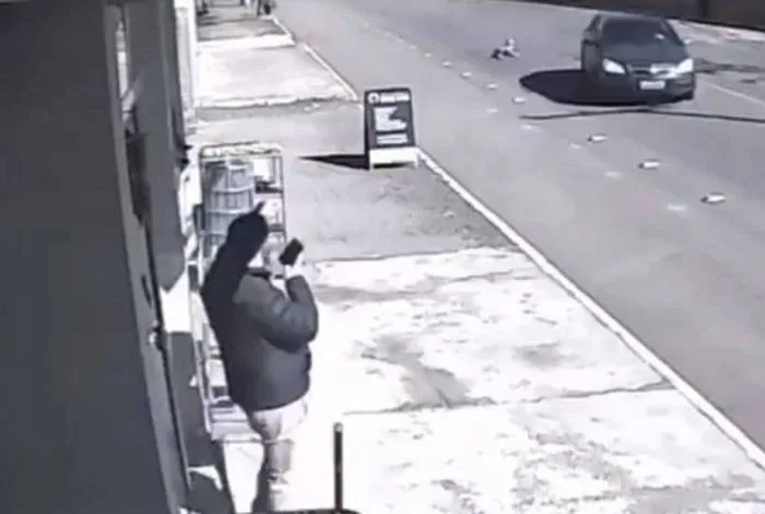 Vídeo: Criança de 4 anos cai de carro em movimento e sai andando tranquila