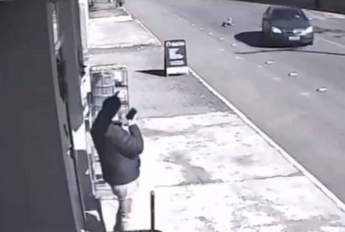 Vídeo: Criança de 4 anos cai de carro em movimento e sai andando tranquila