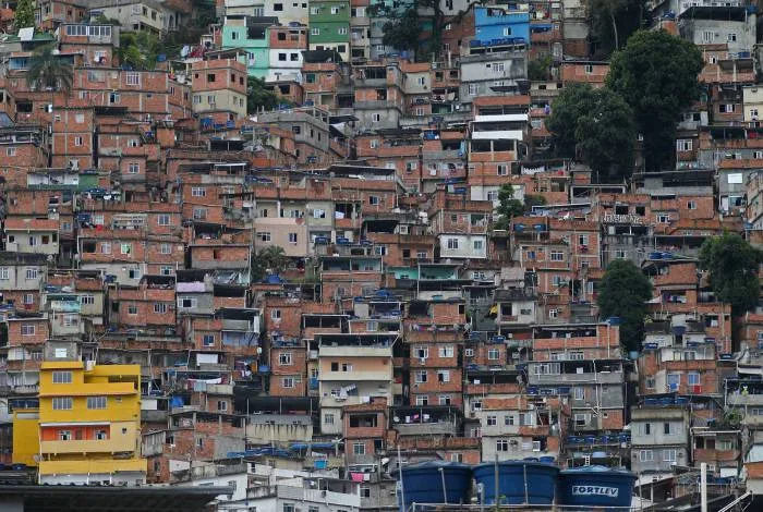 Dados preocupantes: Tráfico e milícia dominam 1.413 favelas do Rio de Janeiro