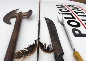 Menino de 11 anos é mantido refém sob a mira de machado e flecha pelo próprio pai