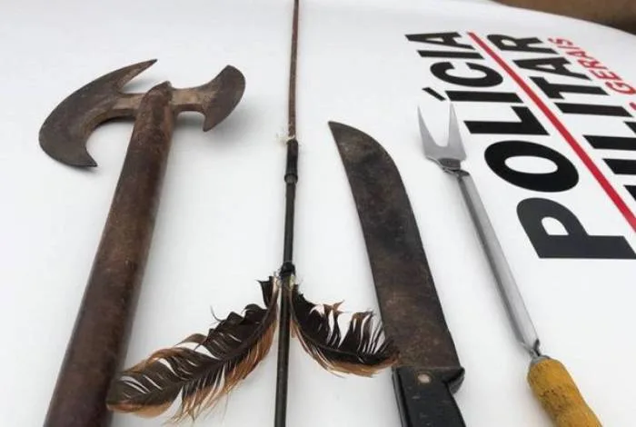 Menino de 11 anos é mantido refém sob a mira de machado e flecha pelo próprio pai