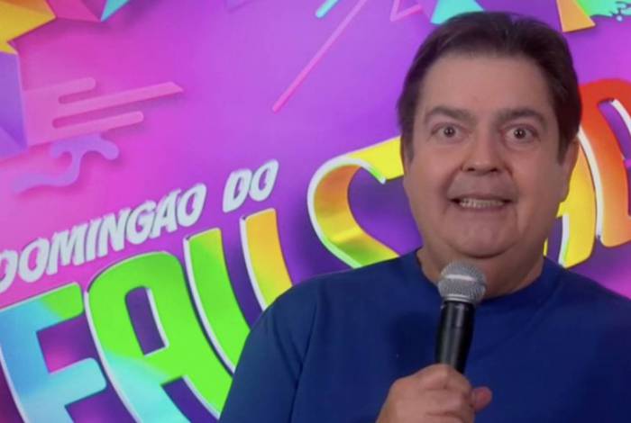 Faustão quebra protocolo e manda recado para apresentadores da Record no ‘Domingão’