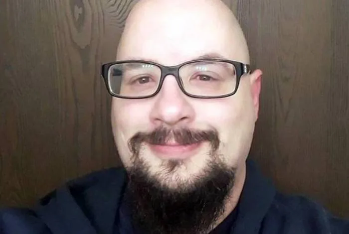 Homem mata o pai de 92 anos com pauladas por pensar que ele era um vampiro