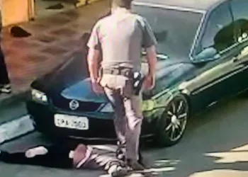 Policial pisa no pescoço e quebra perna de mulher negra de 51 anos rendida no chão