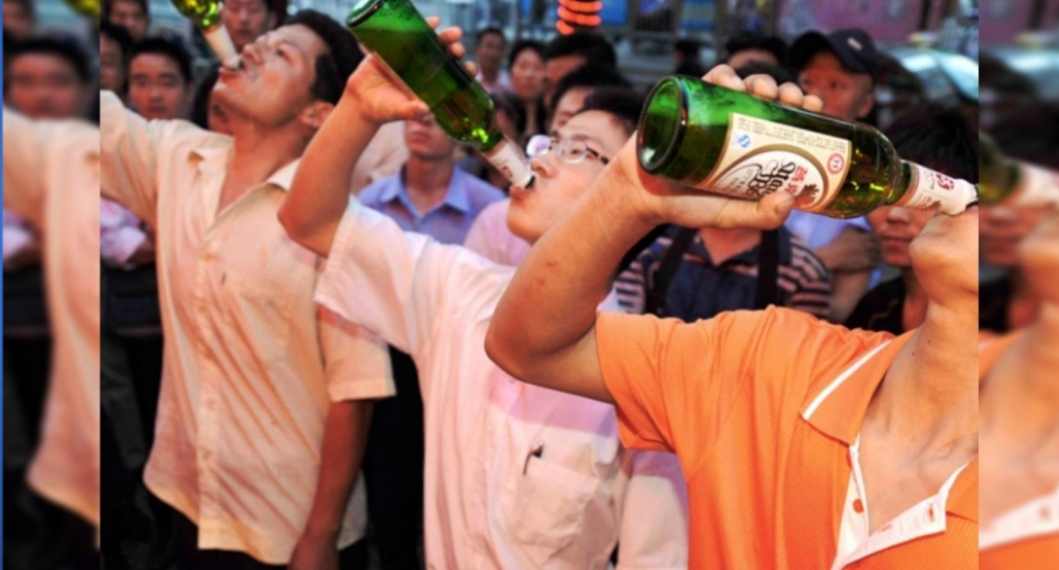 Homem bebe cerveja em excesso, vai dormir sem ir ao banheiro e o pior acontece