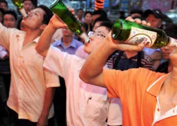 Homem bebe cerveja em excesso, vai dormir sem ir ao banheiro e o pior acontece