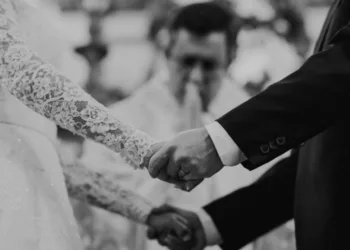 Coronavírus: homem morre 2 dias após seu casamento e mais de 100 convidados são infectados*