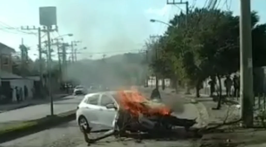ACIDENTE EM CAMPO GRANDE!! CARRO PEGA FOGO( VIDEO)