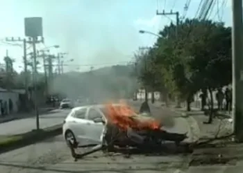ACIDENTE EM CAMPO GRANDE!! CARRO PEGA FOGO( VIDEO)