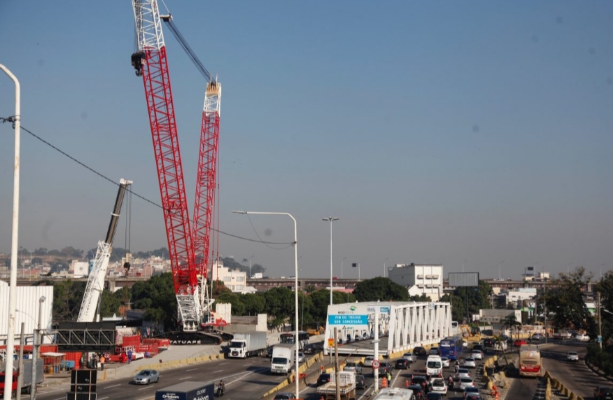 Interdições parciais na Avenida Brasil em Parada de Lucas e no Caju para obras do BRT Transbrasil