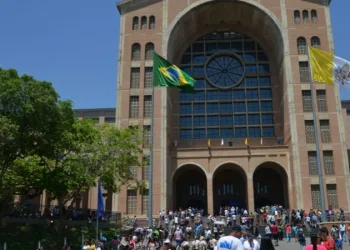 Santuário de Aparecida volta a receber fiéis após quatro meses fechado