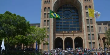Santuário de Aparecida volta a receber fiéis após quatro meses fechado