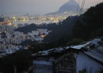 Pesquisa em comunidade do Rio avalia contaminação do ar e esgoto