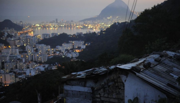 Pesquisa em comunidade do Rio avalia contaminação do ar e esgoto