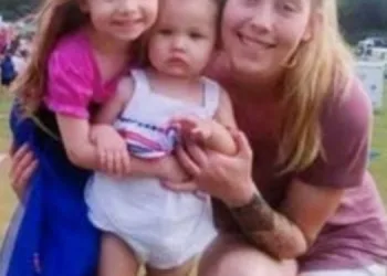 Mãe tem overdose dentro de carro e as filhas de 2 e 4 anos morrem de insolação
