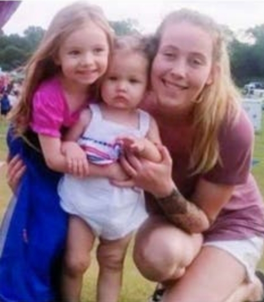 Mãe tem overdose dentro de carro e as filhas de 2 e 4 anos morrem de insolação