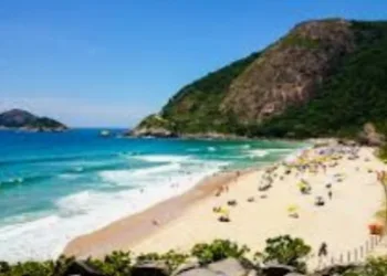 Prefeitura libera banho de mar e ambulantes nas praias a partir deste sábado