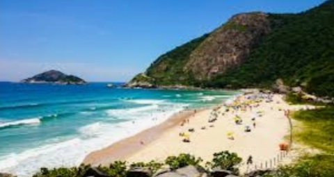 Prefeitura libera banho de mar e ambulantes nas praias a partir deste sábado