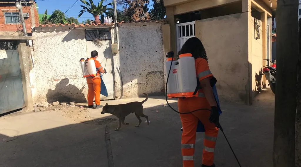 Comlurb já realizou trabalho de lavagem com água de reuso e detergente neutro e hipoclorito em todas as 633 comunidades da cidade. Foto: Divulgação/Comlurb
