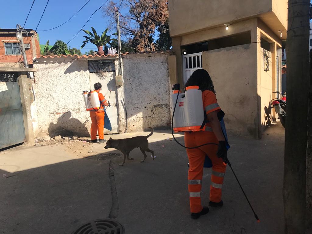 Comlurb já realizou trabalho de lavagem com água de reuso e detergente neutro e hipoclorito em todas as 633 comunidades da cidade. Foto: Divulgação/Comlurb