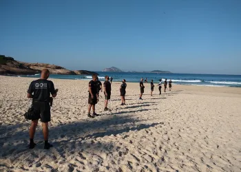 Prefeitura aplica 44 multas a pessoas flagradas sem máscara de proteção na orla do Rio neste sábado