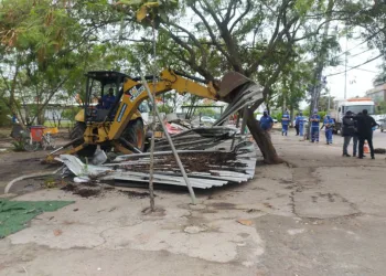 Prefeitura demole 14 construções irregulares no Recreio dos Bandeirantes