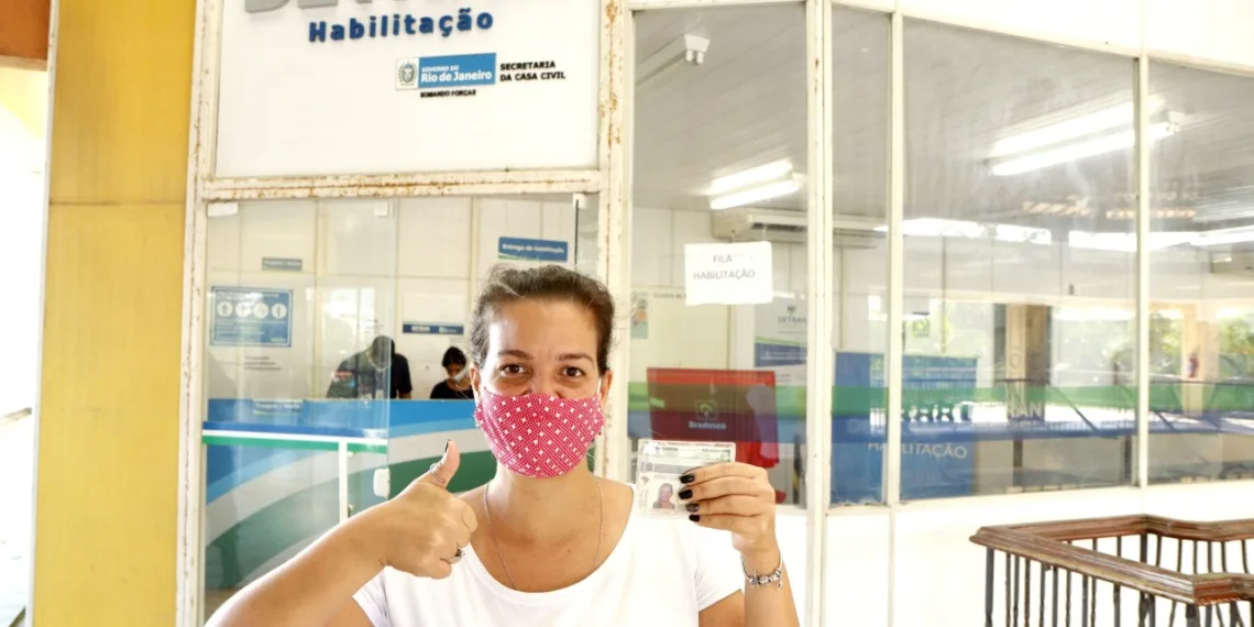 Detran reabre 17 unidades para entrega de CNH emitida antes da pandemia