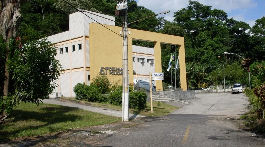 Carro da Polícia Civil é roubado durante troca de tiros em Campo Grande, na Zona Oeste do Rio