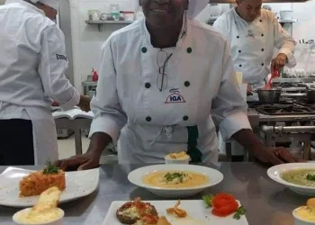 FAXINEIRA CARIOCA SE FORMA EM CULINÁRIA FRANCESA E CONFEITARIA E FILHO COMEMORA NO TWITTER