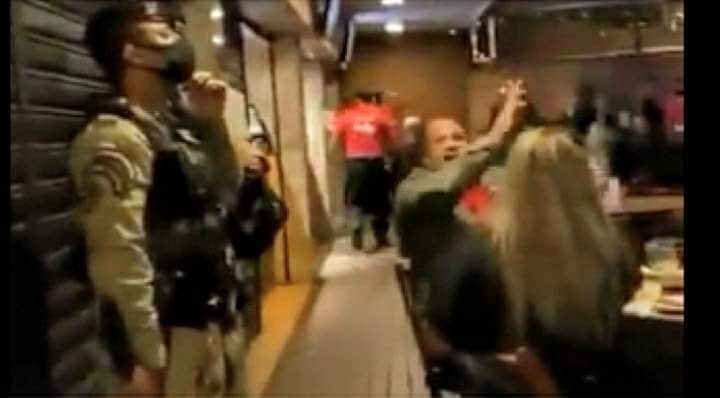 Video: Moradores Da Barra Da Tijuca Lotam Bares e Cantam Para Expulsar Fiscais Da Prefeitura