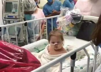 MÃE DE BEBÊ COM SÍNDROME DE DOWN QUE VIROU FENÔMENO NA WEB CELEBRA ALTA NA UTI: ” CHICO VENCEU A COVID “