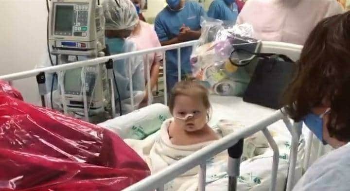 MÃE DE BEBÊ COM SÍNDROME DE DOWN QUE VIROU FENÔMENO NA WEB CELEBRA ALTA NA UTI: ” CHICO VENCEU A COVID “