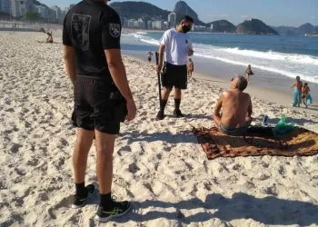 GUARDA MUNICIPAL MULTA 218 PESSOAS E RETIRAM 400 DAS PRAIAS DO RIO DURANTE FINAL DE SEMANA