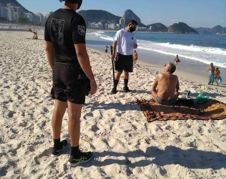 GUARDA MUNICIPAL MULTA 218 PESSOAS E RETIRAM 400 DAS PRAIAS DO RIO DURANTE FINAL DE SEMANA